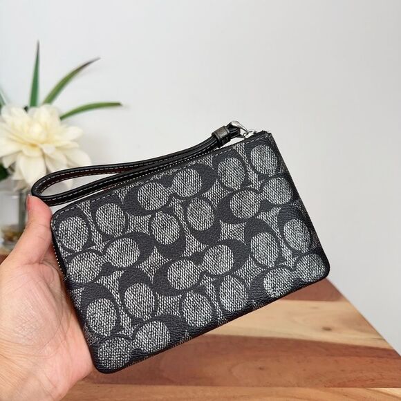 NWT Coach Corner Zip Wristlet In‎ Signature Canvas